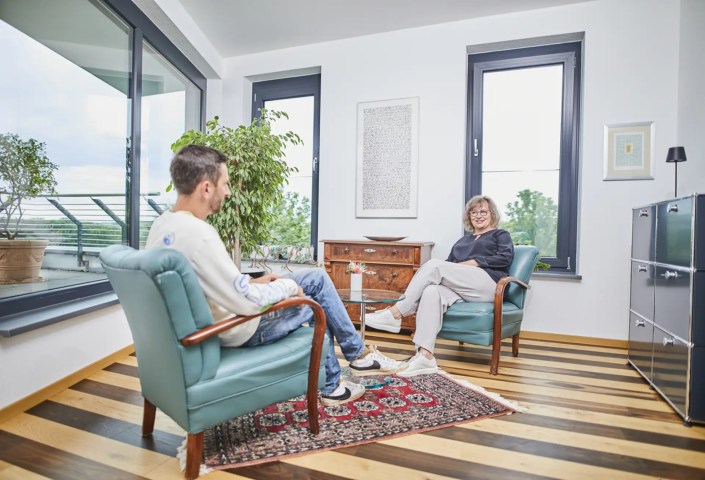 einzelherapie-psychotherapie Dr. Zdenka Büdinger im Einzeltherapie-Gespräch mit einem Klienten in ihrer Praxis in Gießen