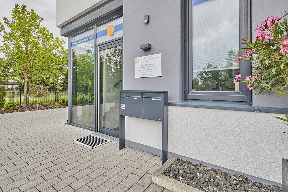 praxis_dr_buedinger_in_gießen_aussenansicht_eingang Praxisraeume Psychotherapie Dr. Büdinger in Gießen - Außenansicht Eingangsbereich
